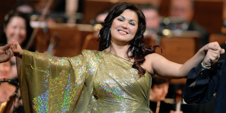 Российская оперная певица Анна Нетребко потребовала от оперы в Нью-Йорке $360 тыс. компенсации