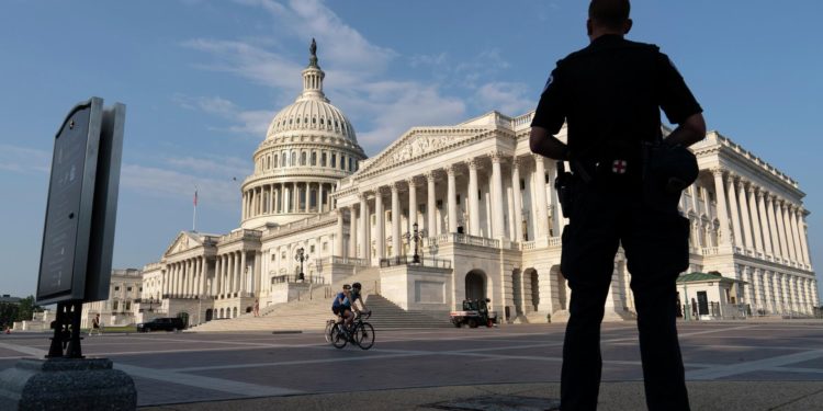 Полиция Вашингтона предупредила о возможном стрелке у зданий сената США