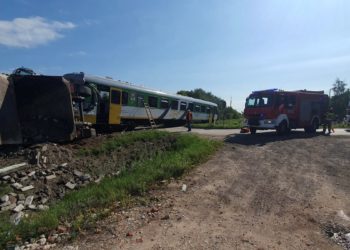 В Польше грузовик столкнулся с поездом: более 20 человек пострадали