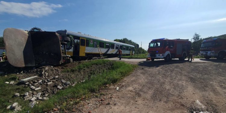 В Польше грузовик столкнулся с поездом: более 20 человек пострадали