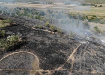 Incendiul din comuna Stăuceni: Patru echipe de pompieri luptă de mai multe ore cu flăcările. Primarul localității spune că focul ar putea ajunge la cartiere rezidențiale | VIDEO