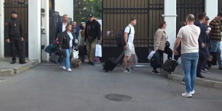 Diplomații ruși au părăsit Republica Moldova. Aceștia au fost preluați de un avion rusesc a aterizat la Chișinău