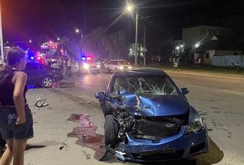 Accident cumplit la Comrat: Trei mașini s-au lovit violent lângă o benzinărie. Două persoane, spitalizate