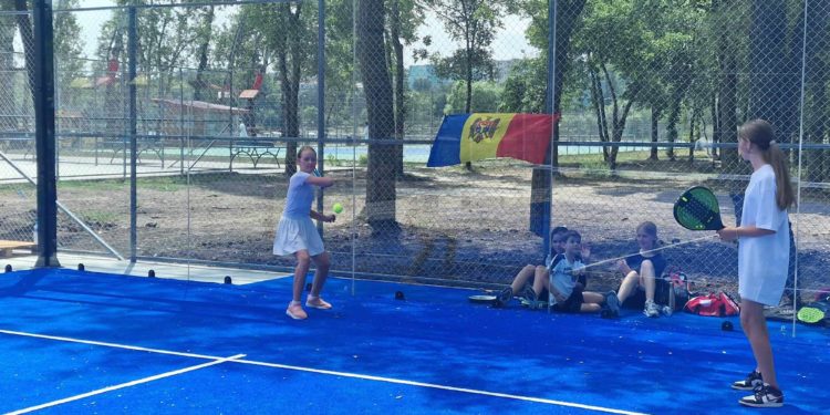 Padel Arena din parcul “La Izvor”, ținta hoților. Director: au furat scaune, mese, palete… până și sacii de gunoi | FOTO