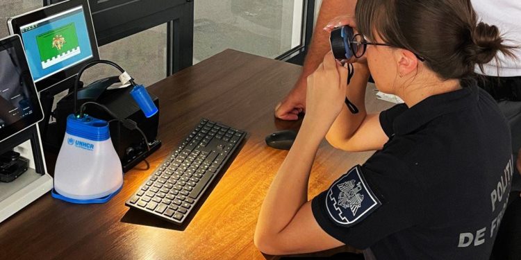 Un șofer albanez cu două permise de conducere falsificate, descoperit la frontiera Leușeni