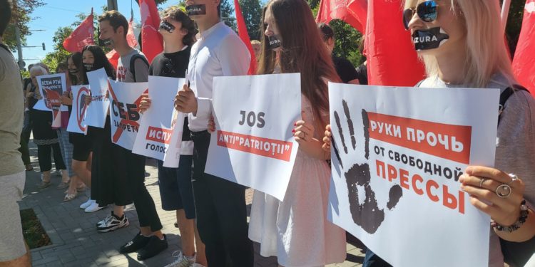 Partidul „Renaștere” a desfășurat un protest lângă sediul Președinției: Manifestanţii s-au opus înființării Centrului pentru Comunicare Strategică și Combaterea Dezinformării și au cerut încetarea cenzurii și persecuțiilor | VIDEO