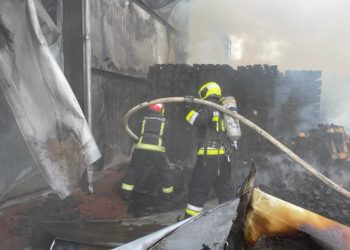 Un depozit de paleți din lemn, cuprins de flăcări la Ghidighici. Pentru lichidarea incendiului, au fost trimise opt autospeciale de intervenție cu un efectiv de 62 de salvatori și pompieri | VIDEO