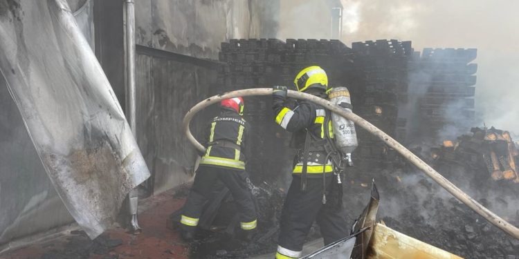 Un depozit de paleți din lemn, cuprins de flăcări la Ghidighici. Pentru lichidarea incendiului, au fost trimise opt autospeciale de intervenție cu un efectiv de 62 de salvatori și pompieri | VIDEO