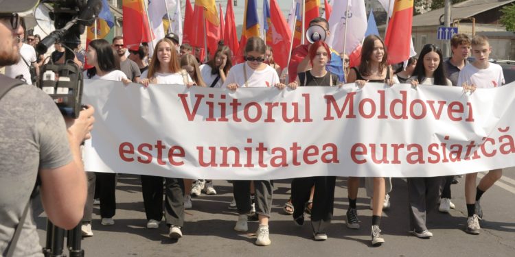 Partidul „Renaștere” a organizat „Marșul Eliberării” și un miting pentru aderarea Moldovei la Uniunea Economică Eurasiatică: „Va avea doar efecte pozitive” | VIDEO