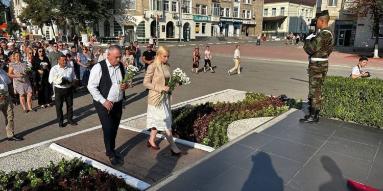 79 de ani de la operațiunea Iași-Chișinău. Politicienii au depus flori la Chișinău, Bălți, Găgăuzia și Orhei. Marina Tauber: „Pentru noi este o obligație și ceea ce putem face pentru ca memoria lor să rămână vie” | VIDEO