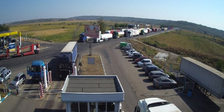 Trafic intensiv la vama Leușeni. Călătorii sunt îndemnați să opteze pentru alte puncte de trecere a frontierei