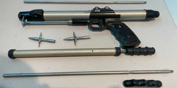 „Surpriză” în valiză: Un bărbat, prins cu o arbaletă pentru vânătoare subacvatică nedeclarată, la Aeroport