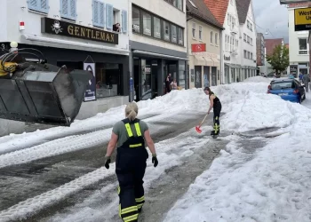 Pluguri de zăpadă, scoase pe străzile Germaniei după o furtună de vară