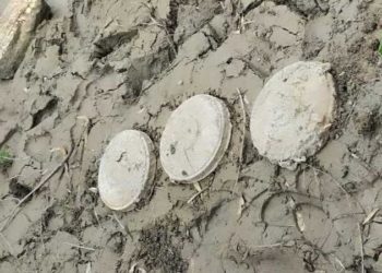 Trei mine antitanc, de pe timpul celui de-al Doilea Război Mondial, depistate pe malul râului Prut