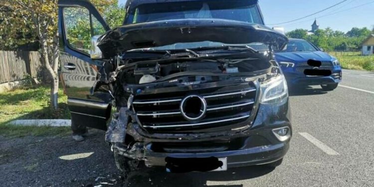 Un microbuz de pe ruta Chişinău – Bucureşti, implicat într-un grav accident, în România