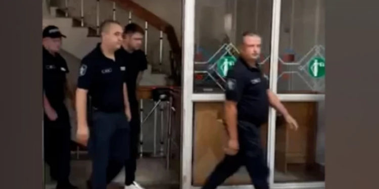 Șoferul care s-ar face vinovat de producerea accidentului grav de la Botanica, adus în fața magistraților de la Judecătoria Ciocana. Acesta riscă să petreacă 7 ani după gratii | VIDEO