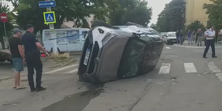 Accident pe o stradă din capitală: O mașină s-a răsturnat