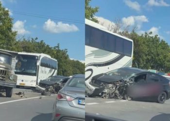 Accident violent la Anenii Noi: Doi pasageri au ajuns la spital, după ce mașina de taxi cu care se deplasau s-a lovit cu un camion