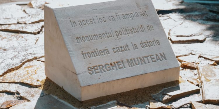 „Memorie veșnică inspectorului căzut la datorie – Serghei Muntean”. Un monument – simbol al eroismului, va fi amplasat la sectorul Poliției de Frontieră de la Aeroport