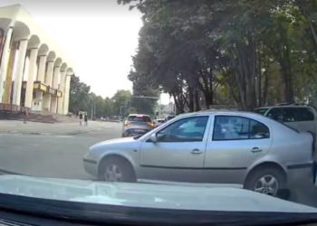 O Skoda cu numere guvernamentale, fară șofer, s-a pornit pe stradă: A lovit o altă mașină | VIDEO