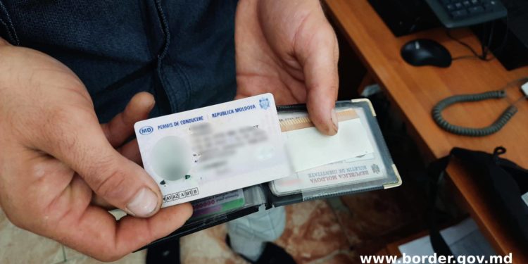 Tânăr moldovean cercetat pentru deținerea și folosirea actelor oficiale falsificate
