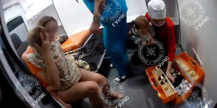 Au rămas fără acoperiș deasupra capului, după ce casa le-a fost mistuită de flăcări: O mamă cu doi copii s-a trezit înconjurată de foc, la Tighina | FOTO/VIDEO