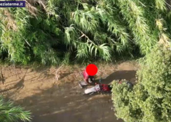 Momentul în care un bărbat incendia o zonă verde din Italia a fost surprins din dronă. Reacția piromanului