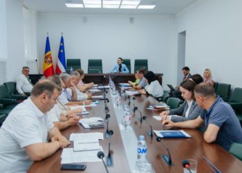 Adunarea Populară din Găgăuzia nu a mai aprobat nici structura viitorului Comitet Executiv, nici componența acestuia. Susținătorii Evgheniei Guțul au protestat în fața sediului | VIDEO