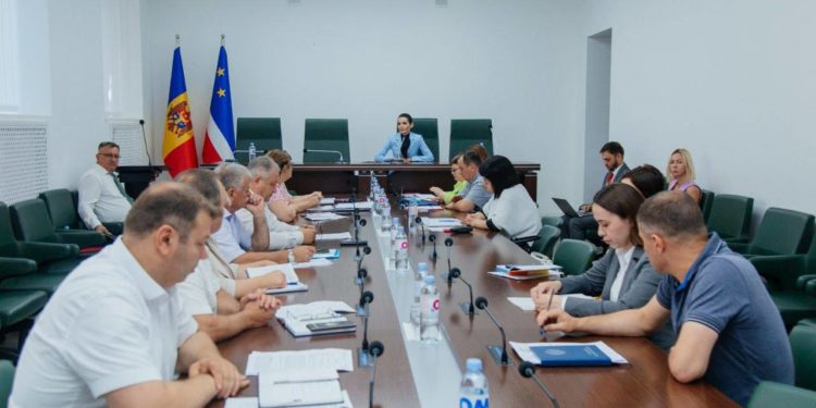 Adunarea Populară din Găgăuzia nu a mai aprobat nici structura viitorului Comitet Executiv, nici componența acestuia. Susținătorii Evgheniei Guțul au protestat în fața sediului | VIDEO