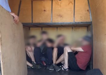 «Копперфильды в багажнике». Четверо граждан Украины пытались попасть в Молдову, спрятавшись в тайнике в микроавтобусе