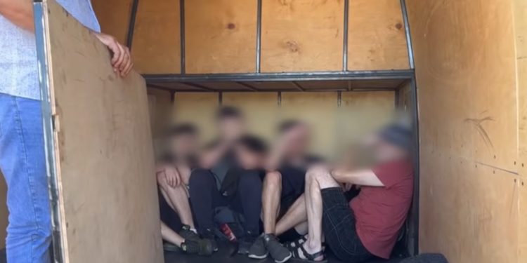 «Копперфильды в багажнике». Четверо граждан Украины пытались попасть в Молдову, спрятавшись в тайнике в микроавтобусе