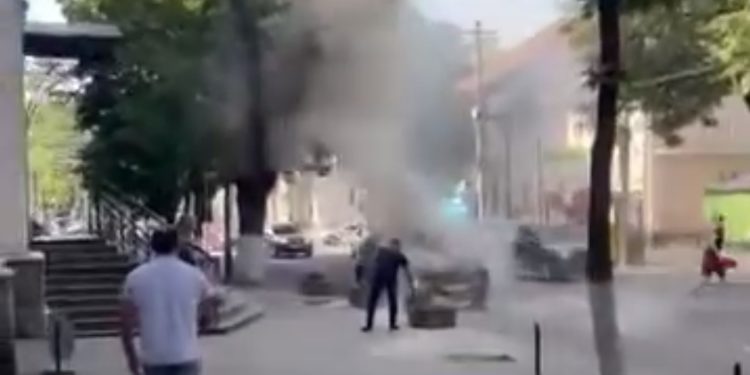 Un automobil a luat foc pe o stradă din municipiul Chișinău: Imaginile au fost surprinse de șoferii din trafic