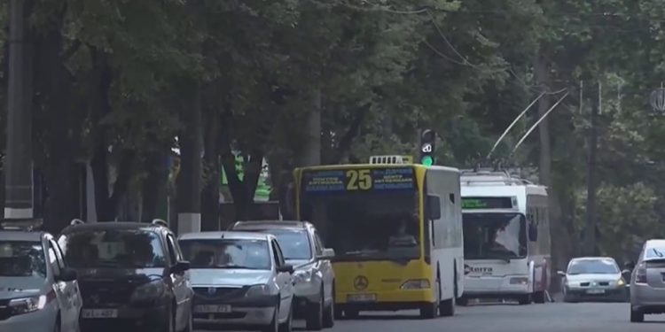 Zăpușeala a dat peste cap activitatea direcției transport public din Bălți: Aproximativ 30 de taxatori nu au ieșit pe linie. Cum explică autoritățile locale | VIDEO