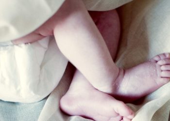 Rețea de trafic de bebeluși, destructurată în Grecia: Zeci de tinere, inclusiv din Republica Moldova, traficate pentru a da naștere bebelușilor care erau dați ilegal spre adopție | VIDEO