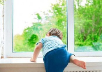 Хотела посмотреть, как играет сестра: в Бендерах трехлетняя девочка выпала из окна