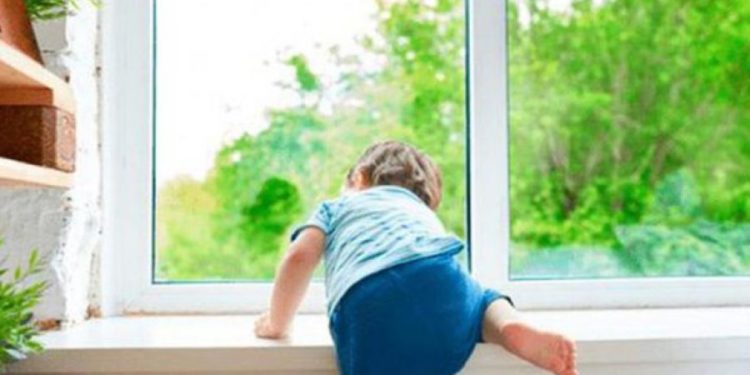 Хотела посмотреть, как играет сестра: в Бендерах трехлетняя девочка выпала из окна