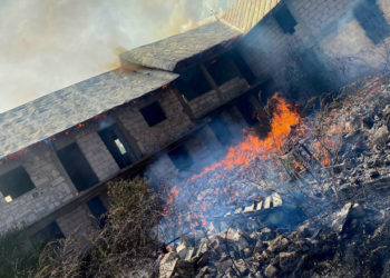 Incendiu de proporții la Mănăstirea Delta Neajlovului. Acoperișul chiliilor a ars de la un foc în aer liber