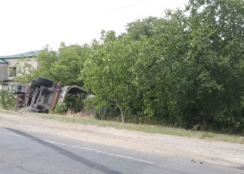 Un camion s-a răsturnat în nordul țării. Ce spune poliția despre șofer