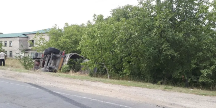 Un camion s-a răsturnat în nordul țării. Ce spune poliția despre șofer