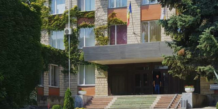 Pedeapsa cu care s-a ales o angajată a Preturii sectorului Rîșcani: a pretins bani de la 3 cetățeni