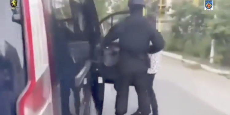 „Trei bărbați din Ialoveni și Orhei – reținuți pentru șantaj cu peste 4.500.000 lei, după ce victima a cumpărat un imobil în Orhei”