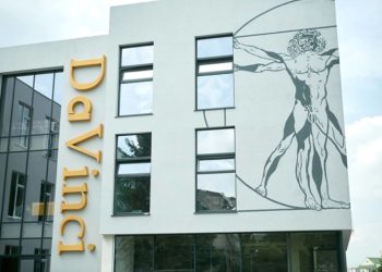 Scandal la un liceu privat din Capitală. Părinții unui elev o acuză pe fosta dirigintă că le-au abuzat copilul. Reacția conducerii școlii: Elevul avea cu el țigări și alcool | VIDEO