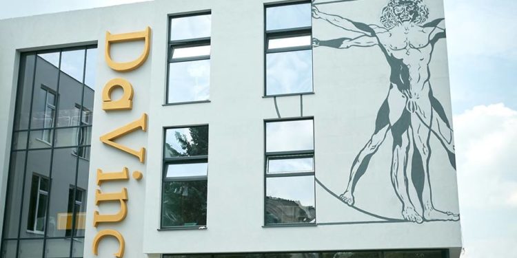 Scandal la un liceu privat din Capitală. Părinții unui elev o acuză pe fosta dirigintă că le-au abuzat copilul. Reacția conducerii școlii: Elevul avea cu el țigări și alcool | VIDEO