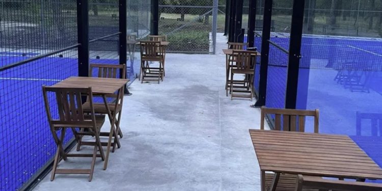 „Au spart lacătul, au intrat civilizat și au furat”. Administratorii Academiei iPadel oferă detalii despre infracțiunea comisă pe terenurile sportive | VIDEO