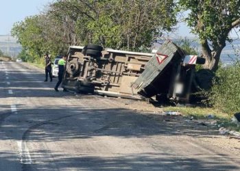 Accident violent la Anenii Noi: Un microbuz de rută şi un tractor s-au răsturnat. Șoferii și patru pasageri au ajuns la spital