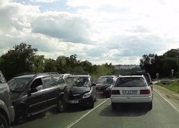 Patru dintr-o lovitură: Momentul în care un șofer intră cu viteza într-o coloana de mașini și boțește câteva dintre ele | VIDEO