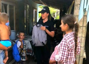 Polițiști din întreaga țară au oferit în dar ghiozdane, rechizite școlare și dulciuri la peste 400 de copiii