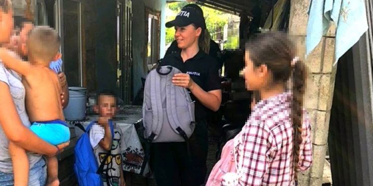 Polițiști din întreaga țară au oferit în dar ghiozdane, rechizite școlare și dulciuri la peste 400 de copiii
