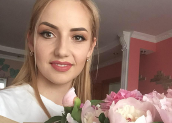 Tânăra mamă ucisă la Sângera de polițista beată a fost petrecută pe ultimul drum. Prietenii femeii cer implementarea în Republica Moldova a unei legi similare Legii „Anastasia” din România | VIDEO