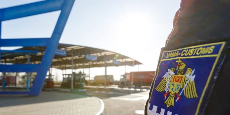 Un vameș din Chișinău, eliberat din sala de judecată, chiar dacă a fost recunoscut vinovat în 11 episoade de luare de mită